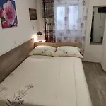 Studio Apartman & Rooms No1