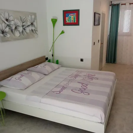 Studio Apartman & Rooms No1 Apartment